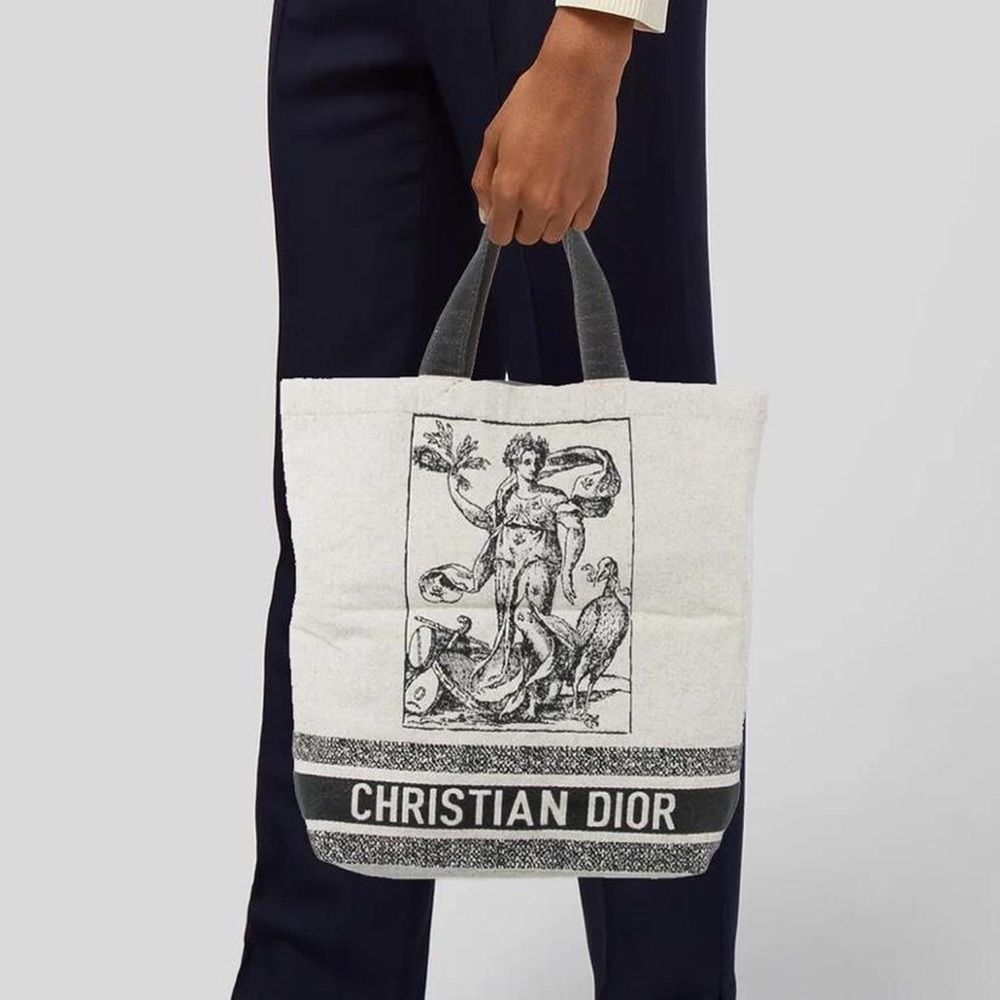 COPY - Christian Dior tote 13.5x14.5

Cruise show 2021
Gently used